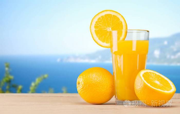 把新鲜美味的橙汁倒在桌子上