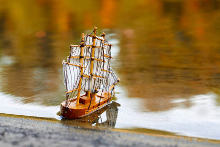 河里的一艘玩具帆船