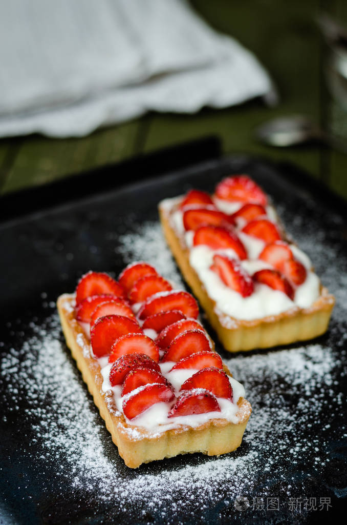 草莓酥饼派对黑色背景完美派对个人新鲜水果甜点
