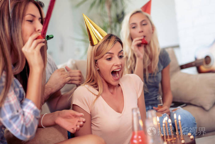 快乐的朋友用庆祝蛋糕庆祝生日