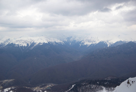 滑雪场附近的冬季山景。 俄罗斯