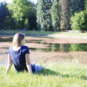 大自然中坐在草地上的女人的后视镜