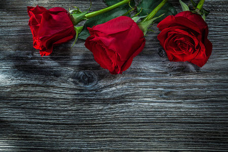 一束红玫瑰放在木板上。