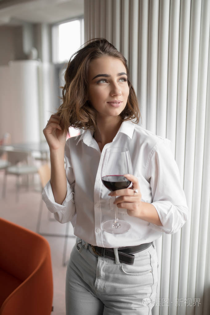 手拿红酒杯图片女图片