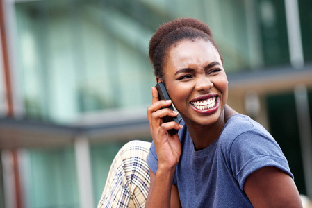 在智能手机上谈论快乐的非裔美国人的特写镜头