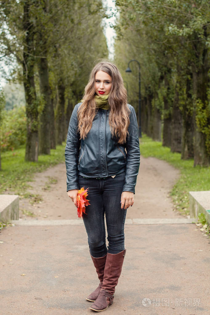 秋女户外画像.秋天公园散步的完美女模特