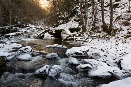 冬季保加利亚Devinska河峡谷积雪的岩石