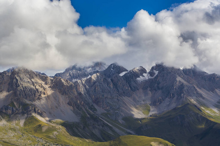 帕拉山群，位于意大利多洛米斯阿尔卑斯山脉，秋日在风暴云景下