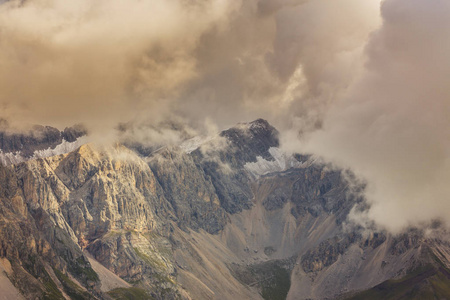 美丽的云景和日落光在白云岩阿尔卑斯山，在秋天