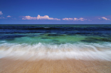 美丽的夏日风景，沙滩上有海浪