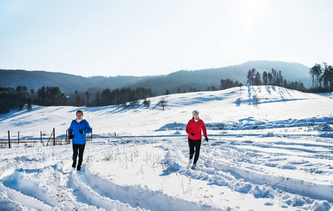 在雪冬自然中老年夫妇慢跑的前沿观点