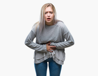 年轻的金发女人过孤立的背景,手在肚子上,因为消化不良,痛苦的疾病