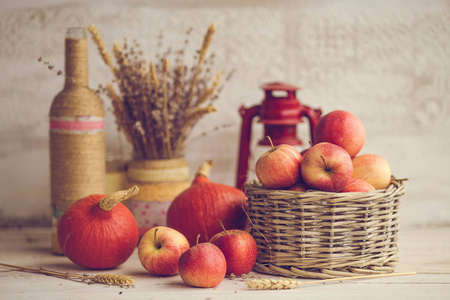 秋天仍然生活在乡下，有苹果和南瓜