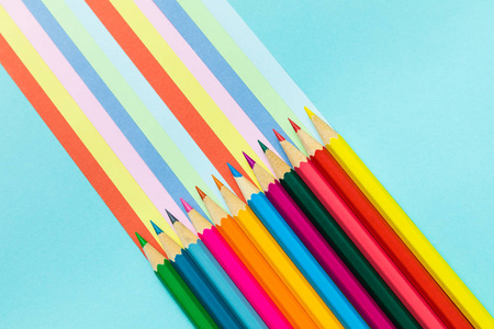 彩色铅笔和彩虹彩色条纹固定