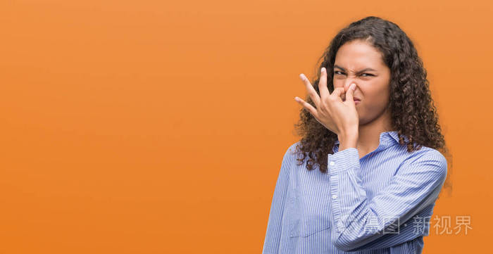 用手指在鼻子上屏住呼吸