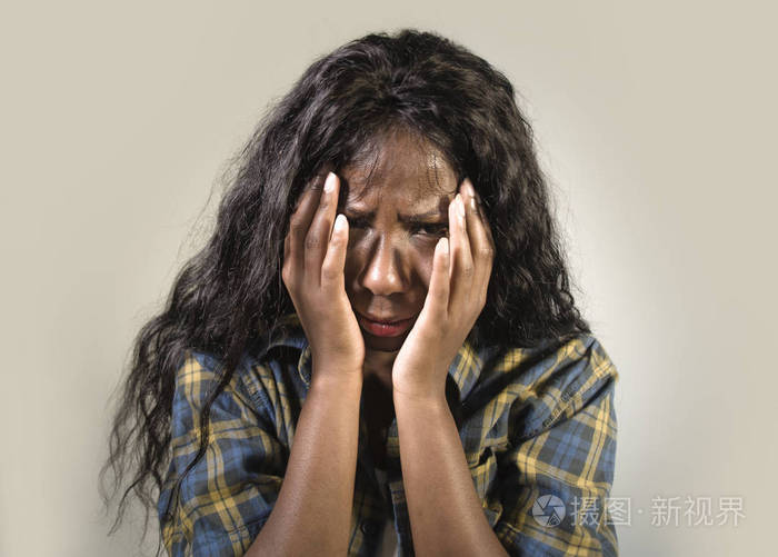 年轻的悲伤和沮丧的黑人非裔美国妇女哭泣,焦虑和不知所措,感到恶心和