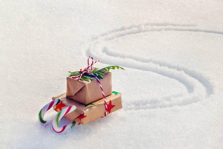 圣诞节背景与糖果藤雪橇在雪图片