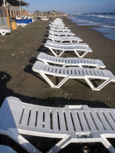 塞浦路斯阿克罗蒂里海滩上的白色沙滩椅