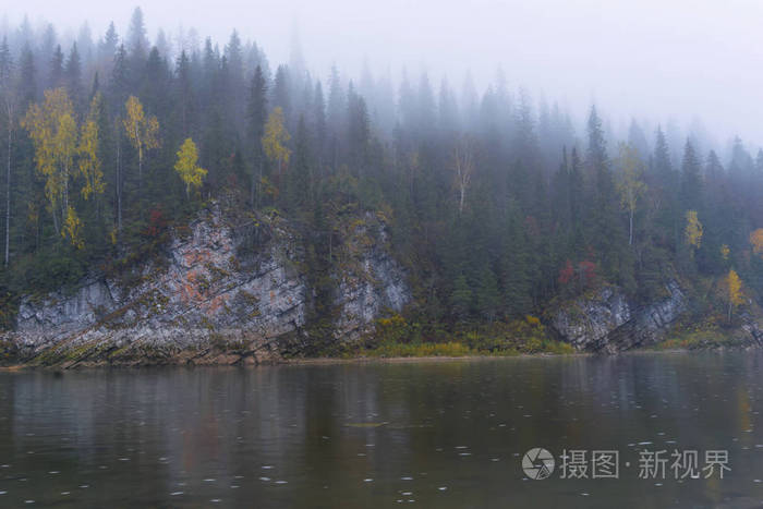 模糊的风景阴郁的山林河流覆盖着雾气