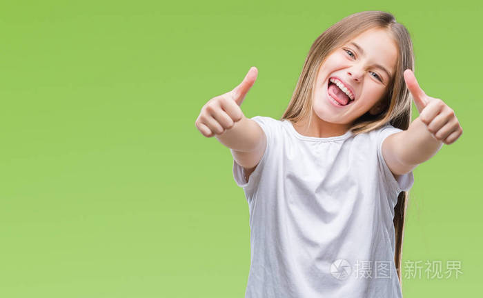 年轻美丽的女孩在孤立的背景上赞成做积极的手势用手竖起大拇指微笑为