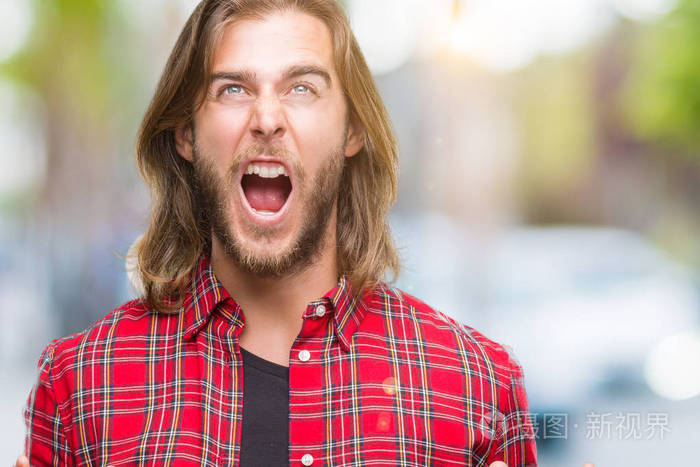 年轻的英俊男子长发在孤立的背景上疯狂和疯狂的喊叫