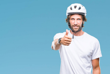 赞许的表情看着相机,显示出成功.照片