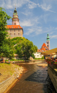捷克共和国塞斯基克鲁姆洛夫的Vltava河城堡和圣乔斯特教堂塔的风景。 联合国教科文组织世界遗产遗址