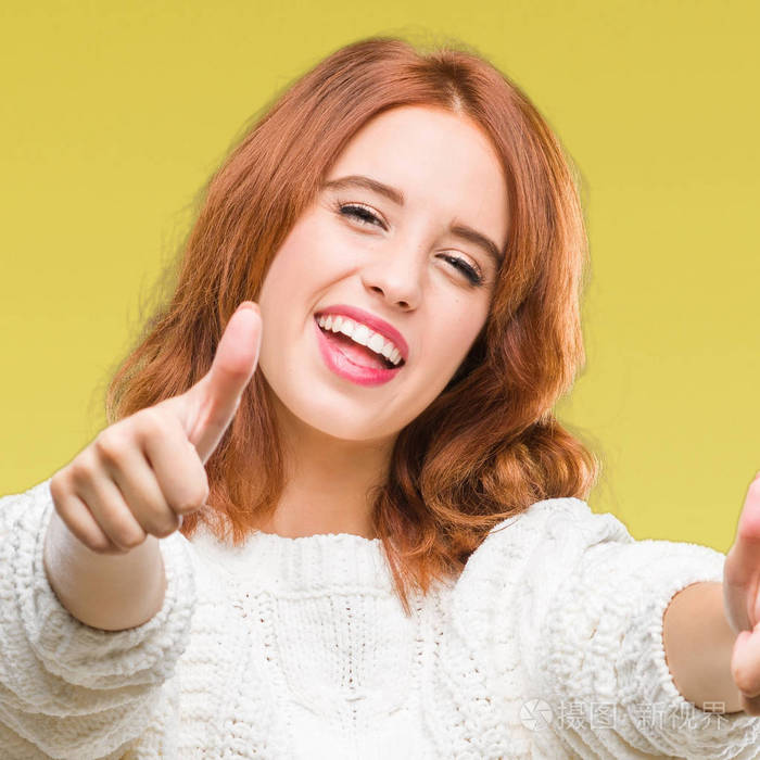 赞同用手竖起大拇指做积极的手势,微笑着,为成功而高兴