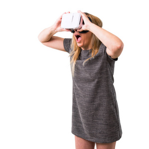 中年金发妇女使用VR眼镜。 孤立白背景下的虚拟现实体验