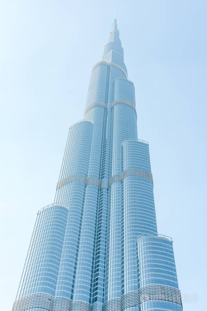 高大的建筑在干净的天空背景下