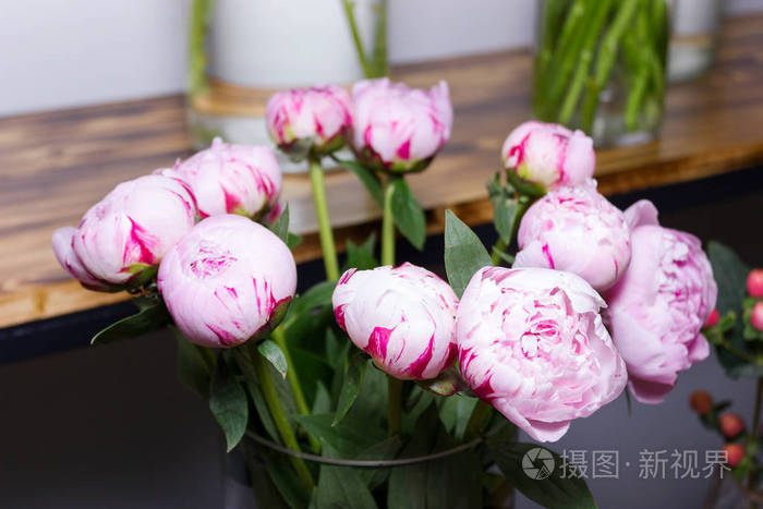 五颜六色的牡丹,玫瑰等花在鲜花店门口. 选择性聚焦.