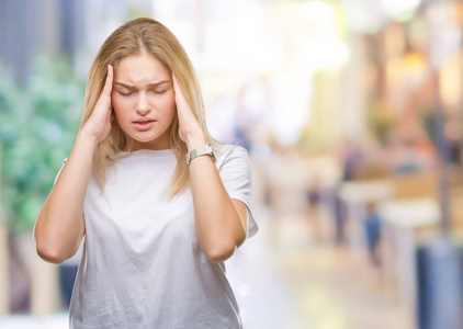 年轻的白种人妇女在孤立的背景下,因为压力而头痛. 偏头痛.照片