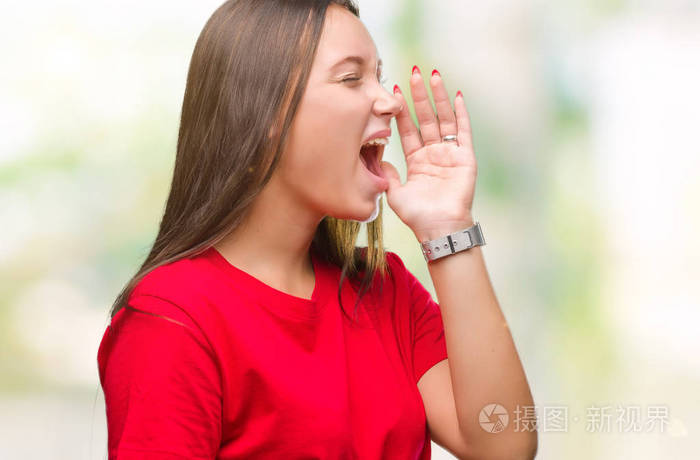 年轻美丽的高加索女人在孤立的背景上大声喊叫,大声尖叫,手在嘴上.