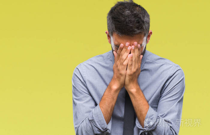 成年西班牙裔商人在孤立的背景上悲伤的表情覆盖着脸同时哭泣抑郁的