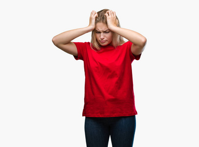 年轻的白种人妇女在孤立的背景下患有头痛，绝望和压力，因为疼痛和偏头痛。 手放在头上。