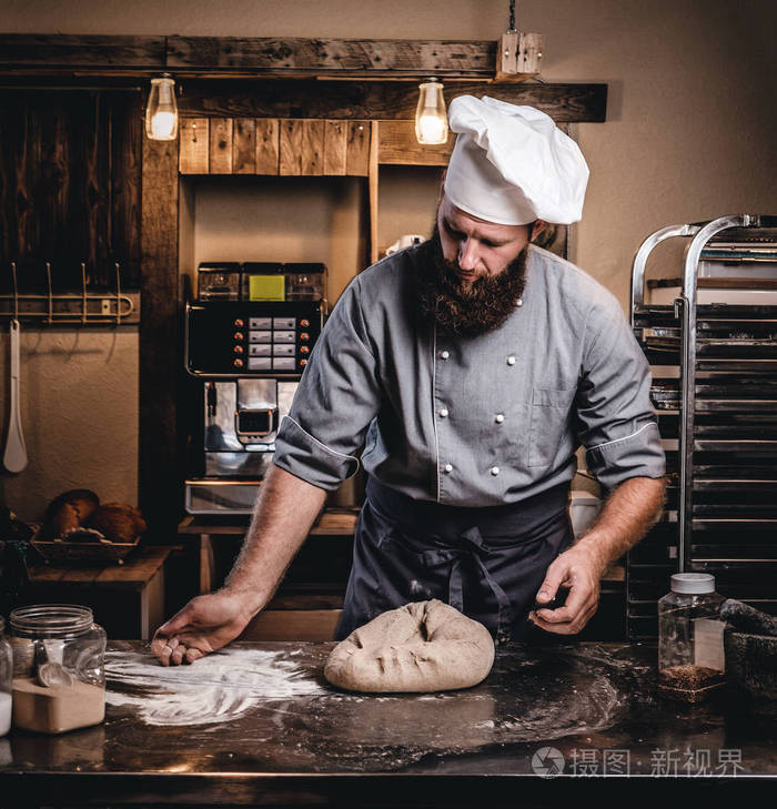 专业面包师在面包店的餐桌上准备面包