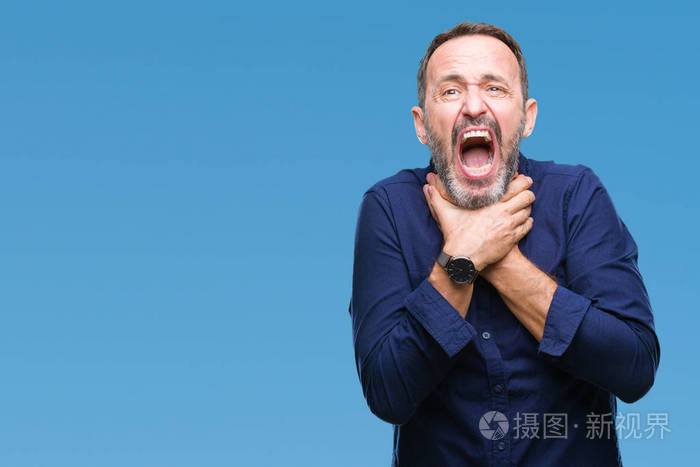 中年老人在孤立的背景下喊叫和窒息因为痛苦的窒息健康问题窒息和自杀