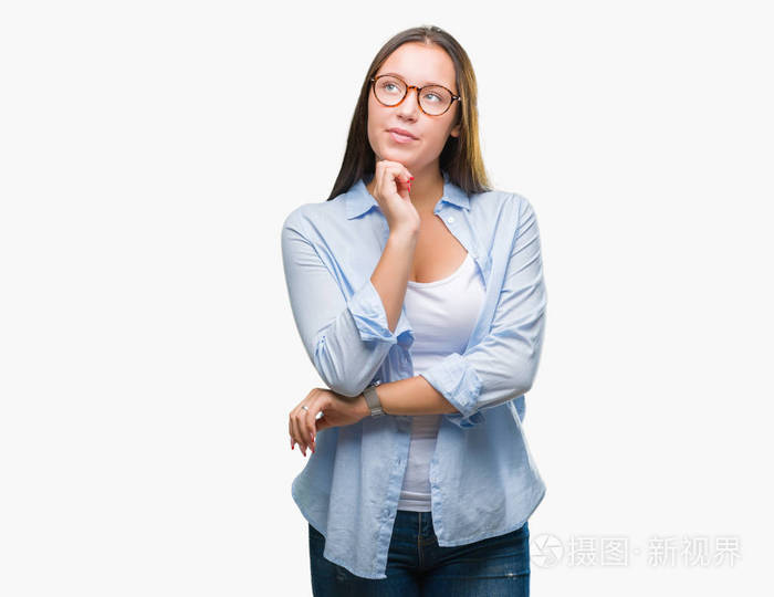 人漂亮的商务女性戴着眼镜,戴着孤立的背景,手拿着下巴,思考着问题的