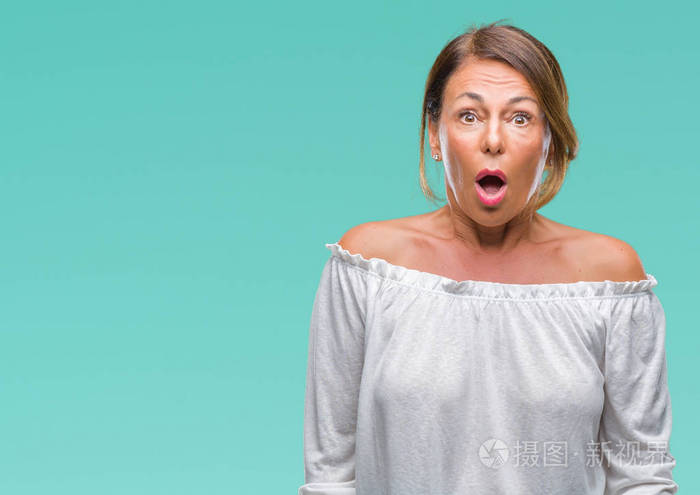 中年老年西班牙裔妇女在孤立的背景下害怕和震惊,惊讶