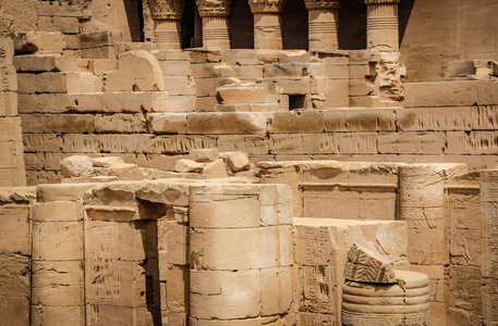 美丽的丹德拉古寺或哈瑟寺的废墟。 埃及邓德拉一座古埃及寺庙，靠近肯城。