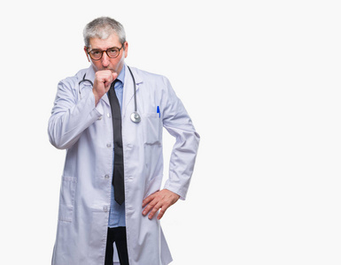 英俊的高级医生，男人在孤立的背景下感到不适，咳嗽是感冒或支气管炎的症状。 医疗保健概念。