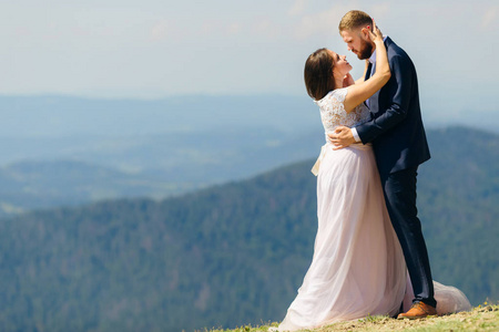 以壮丽的景色热情地拥抱这对新婚夫妇。 相互对视的新婚夫妇