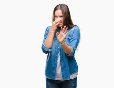 闻到了一些臭味和令人恶心的难以忍受的气味,用手指在鼻子上屏住呼吸