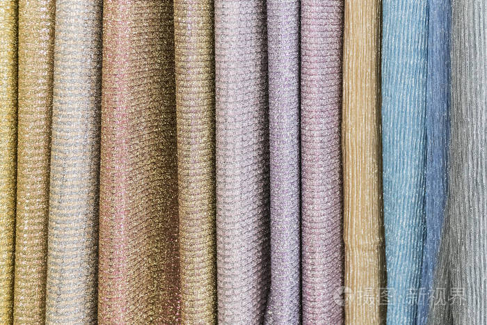 不同颜色的织物针织品样品在展示箱上