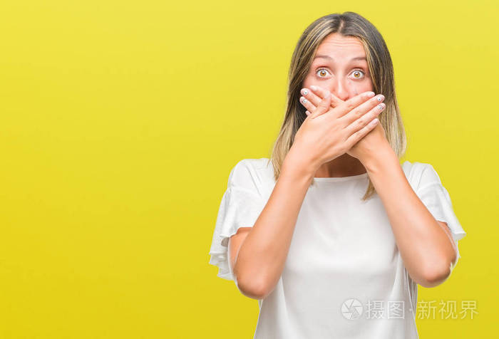 年轻的美女在孤立的背景下震惊地用手捂住嘴因为错误秘密概念