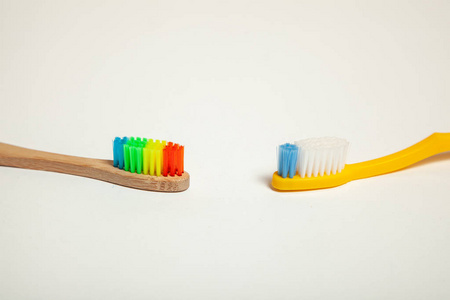 灰色背景的牙刷。概念牙刷选择, 竹生态友好和塑料