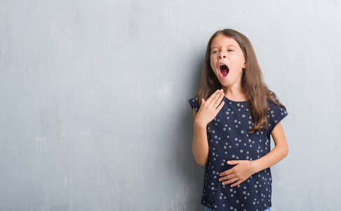 打哈欠的嘴图片