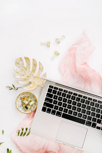 女性家庭办公桌与笔记本电脑，粉红色绣球花，花束，粉毯，怪物，叶子板和配件在白色背景。 平躺顶部视图玫瑰黄金工作区。