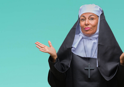 中年高级基督教天主教修女妇女,在孤立的背景下毫无头绪,表情混乱