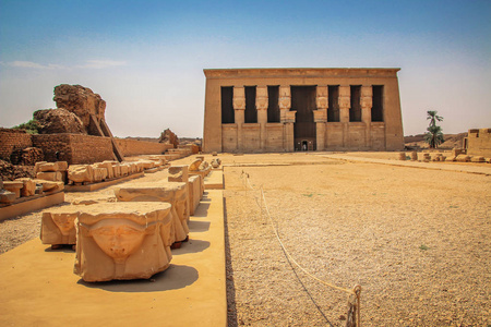 美丽的丹德拉古寺或哈瑟寺的废墟。 埃及邓德拉一座古埃及寺庙，靠近肯城。